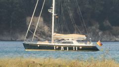 El velero de lujo, anclado en aguas de Viveiro, en el que falleció el patrón a consecuencia de un golpe en la cabeza, salió ayer rumbo hacia A Coruña. El patrón fue trasladado al hospital de Burela, pero nada se pudo hacer por salvarle la vida