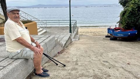 Manuel Piferrer en A Corna, junto a su dorna Mareira varada para hacerle trabajos de mantenimiento