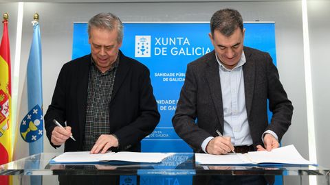 Los conselleiros G�mez Caama�o y Rom�n Rodr�guez firmando el convenio de colaboraci�n