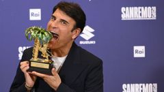 Sal Da Vinci, con el trofeo de Sanremo