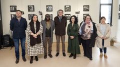 Enrique Garc&iacute;a, en el centro, con el p&aacute;rroco Desire Kouakou y representantes municipales