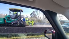 Operarios disponiendo el nuevo pavimento en la FE-13 este jueves.