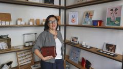 Laura Tri�anes, artesana de joyer�a, que acaba de dar el paso de abrir una tienda f�sica en la praza de Abastos.