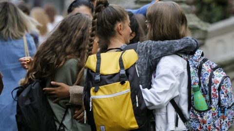 Abrazos a las puertas de los colegios en la vuelta al cole