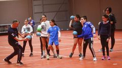 Jos� Sampedro es el encargado de entrenar a los ni�os de las escuelas deportivas.