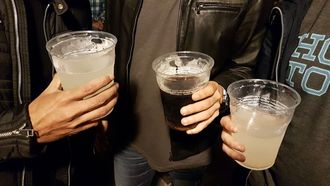 Imagen de archivo de j�venes consumiendo alcohol,