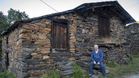 Pedro �lvarez junto a un sequeiro de casta�as en el lugar de O Eir� 