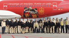 La selecci�n espa�ola antes de emprender su vuelo desde el Aeropuerto Rosal�a de Castro, en Santiago de Compostela.