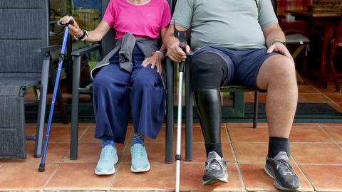 Mar�a y Carlos en su casa de Cambre, donde tuvieron que realizar numerosas reformas para facilitar su movilidad.