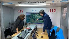 La alcaldesa Dolores Castro y el delegado territorial de la Xunta, Javier Arias, en el puesto de mando instalado por Axega para coordinar el operativo organizado a causa del incendio de Meiraos