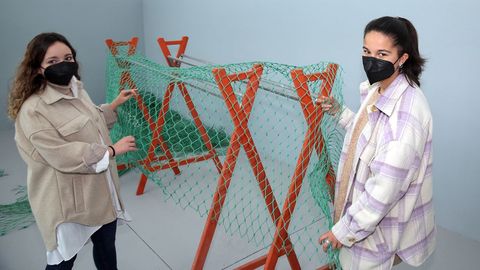 Las dos alumnas, en la escuela n�utico pesquera de Ribeira