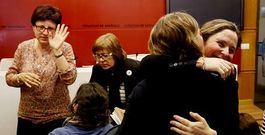 Las concejalas Amelia Gonz�lez y Cecilia Sierra se despidieron ayer de los periodistas tras su �ltima rueda de prensa en Raxoi. 