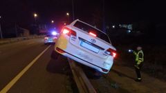 El turismo termin� subido a una barrera de la N-6 a su paso por Lugo.