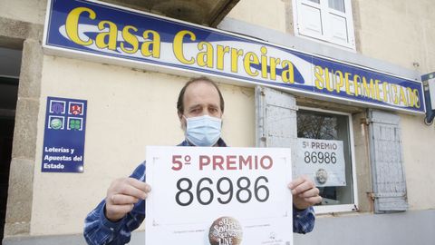 Suso, gerente de Casa Carreira en Castro Ribeiras de Lea, que reparti un dcimo premiado con 6.000 euros