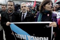 Llamazares se hizo la foto con la pancarta de Nunca M�is entre Yolanda D�az y Alberto Garz�n.