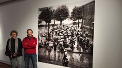 Ana Muller y Jos� Ferrero, ante una foto con un d�a de mercado en Ferrol en los a�os 60.