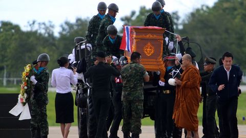 Las autoridades le rinden un homenaje a Saman Kunan, de 38 a�os, quien muri� al intentar rescatar a los ni�os y a su entrenador. 