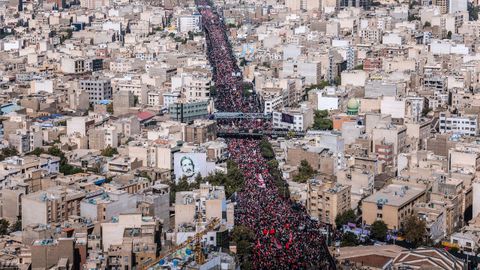 Una multitud asiste a la procesi�n f�nebre del difunto L�der Supremo de Ir�n, el ayatol� Al� Jamenei.