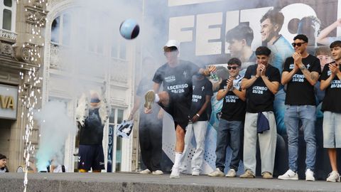 &Oacute;scar Marcos lanza un bal&oacute;n al p&uacute;blico durante el acto celebrado en la Porta do Sol ante varios centenares de&nbsp;celtistas con motivo del ascenso del Celta Fortuna.