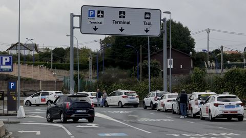 Una hilera de taxistas, esperando en la terminal del aeropuerto de Alvedro, en Culleredo.