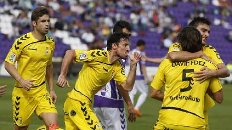 Los jugadores del Real Oviedo celebran un gol frente al Valladolid