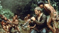 El padre Gabriel (interpretado por Jeremy Irons) toca el oboe en una escena del filme �La misi�n� en las monta�as de Brasil ante la mirada atenta de los indios guaran�es.