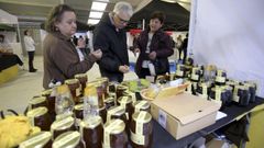 Un puesto de miel en la feria que se celebra en O Trece, en una edici�n anterior