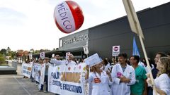 En la foto, protesta ante el hospital �lvaro Cunqueiro de Vigo en una de las 25 jornadas de paro convocadas hasta junio.