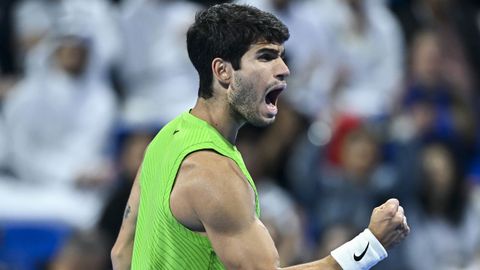 Carlos Alcaraz celebra un punto durante el partido de cuartos de final en Doha.
