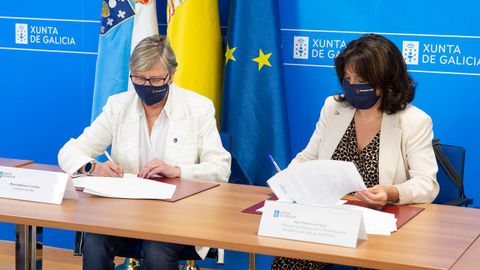 Rosa Quintana, conselleira de Mar, y Mar Pereira, directora de la Axencia para a Modernizaci�n Tecnol�xica de Galicia, firmando el convenio