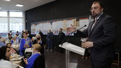 El presidente del Principado de Asturias, Adri�n Barb�n, durante su discurso en el acto de imposici�n de insignias de Oro y Plata del Centro Asturiano de A Coru�a