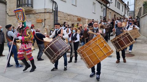 El folin de Chaguazoso en el desfile de Vilario de Conso