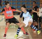 Peque se hace con el bal�n ante una jugadora del Poio. 