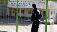 Un polic�a custodia la planta de hormig�n, en abril del 2013.