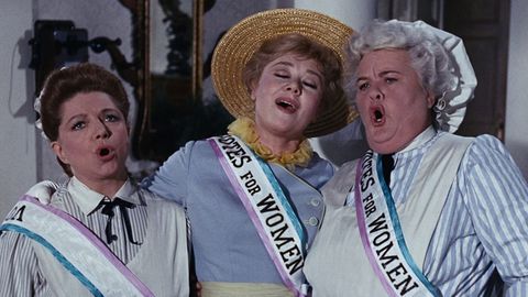 Fotograma de Mary Poppins con Winifred Banks (centro) cantando Sister Suffragette.