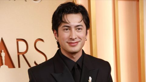 El actor Hudson Williams, conocido por su papel en la exitosa serie �M�s que rivales�, con traje de Balenciaga