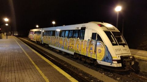 Pintadas en un tren en la estaci�n de Ortigueira