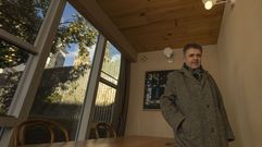 Tono Mugico muestra el interior de la caba�a urbana de Inferni�o, desde la que se divisan las torres del Obradoiro. El nombre del establecimiento tur�stico es de origen popular, dice: �Cuando se hizo la fachada barroca de la Catedral, esta zona era empleada como un crematorio natural y sal�a una columna de humo las 24 horas, adem�s de ser en su d�a un barrio marginal, frecuentado por las clases bajas�.