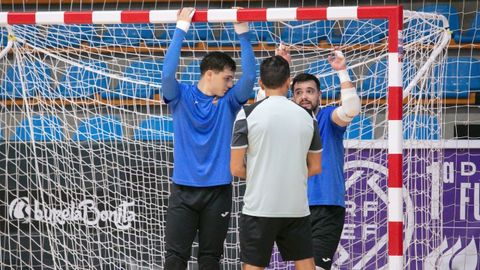 Starna y Jo�o Silva atienden a las explicaciones de M�chel Coucero durante un entrenamiento espec�fico.