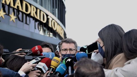 Feijoo, rodeado de medios de comunicacin, a su salida de la junta directiva de este martes en Madrid