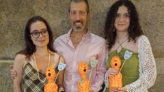 De Melo, premio a la mejor direcci�n art�stica, flanqueado por Eva Mart�nez (izquierda), premio a la mejor interpretaci�n secundaria, y Menc�a Platas, premio a la mejor interpretaci�n principal, todos en la categor�a juvenil