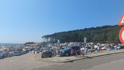Aparcamiento de la playa de Doni�os, en Ferrol, abarrotado por el eclipse.
