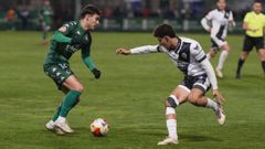 Jelbat volvió a cuajar otro partido excepcional en defensa, como en la imagen ante Martín Ochoa