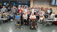 Parte de los viajeros durante la espera en el aeropuerto de Ibiza a primera hora de la noche de este jueves