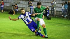 Brais Abelenda recibe una entrada durante el Racing de Ferrol-Deportivo del viernes 