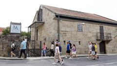 Un grupo de turistas paseando por delante del Museo do Vi�o en Cambados, que permanece cerrado desde hace dos a�os.