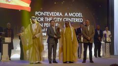 El alcalde de Pontevedra, Miguel Anxo Fernndez Lores, y Daniel Mancenlle, entonces jefe de la Polica Local, en Dubi, durante el acto de entrega del premio ONU-Hbitat, en febrero del 2015