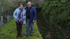 Celina Fernndez y Vicente Lpez, propietarios de la casa rural Acea do Bbal, junto al canal seco de su molino