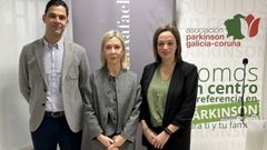 El neurlogo Diego Santos con Dolores Estrada y Mila Oreiro, directoras de la Fundacin San Rafael y la Asociacin Parkinson Galicia-Corua