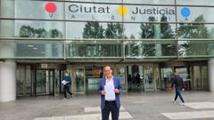 El concejal de Vox en el Ayuntamiento de Valencia, Vicente Monta�ez, con la denuncia presentada contra su partido ante la Fiscal�a.